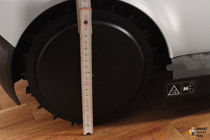 Die 22cm großen Hinterreifen ECOVACS Goat G1-800 Mähroboters werden gezeigt.